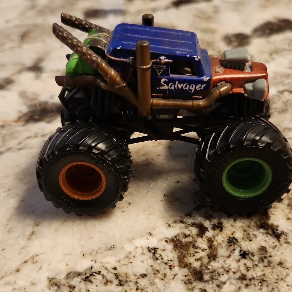 Hot Wheels Monster Jam salvager Monster Truck 1/64 4X4 truck